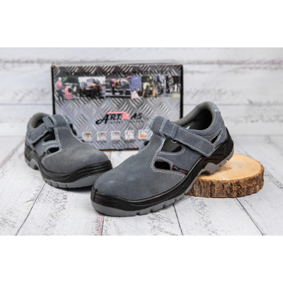 Літнє робоче взуття: стильні та комфортні сандалі спецвзуття для вашого комфорту