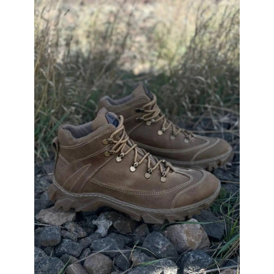 Шкіряні жіночі військові черевики для зими: стиль та комфорт